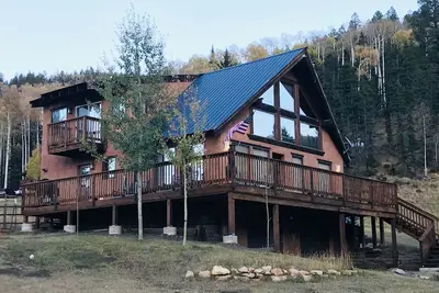 Image de Ceci est une grande et belle maison avec de la place pour 12! Avec trois chambres et deux salles de bains, cette cabine est
