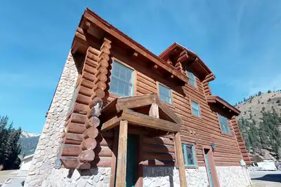 Image de Cette confortable cabane River 1 chambre est idéalement située pour tout ce que vous voulez faire à Red River. Pour fis