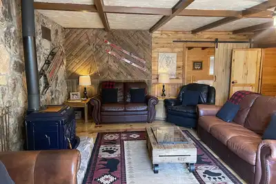 Image de L'Outback est une maison privée juste à côté de la rue Main. Il est situé à un pâté de maisons de The Face et S