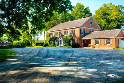 Image de Domaine privé de 176 acres et ferme historique sur les rives du lac Champlain