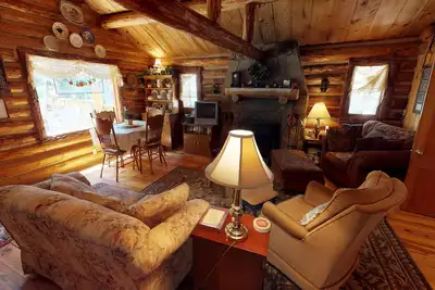 Image de Cabine confortable dans les montagnes! Cette cabane des années 1940 entièrement restaurée, à 3 miles sur Bittercreek Trail sur un d