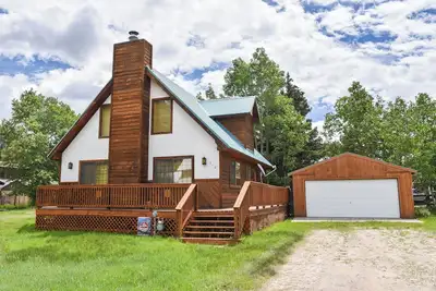 Image de Notre chalet Red River est votre maison loin de chez vous! Ceci est un adorable 2 chambres plus loft, 2 cabines de bain