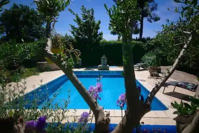 Image de studio plein de charme \"entre terre et mer\" piscine privative et jardin arboré