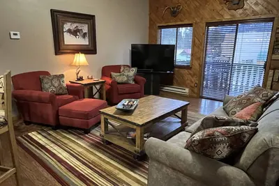 Image de Aspen West 5 est un loft avec 2 chambres et des lits, 2 salles de bains pouvant accueillir un maximum