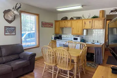 Image de Wiggins River Retreat Cabin # 5 est une salle de bain 3 chambres 2 qui dort 8 confortablement dans 3 lits Queen