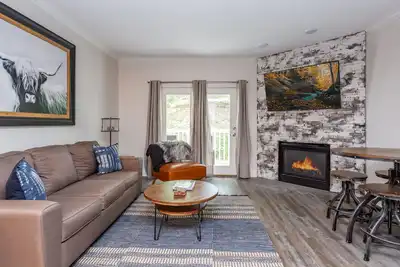 Image de New Luxe Condo / À côté de Dollywood / Emplacement de choix