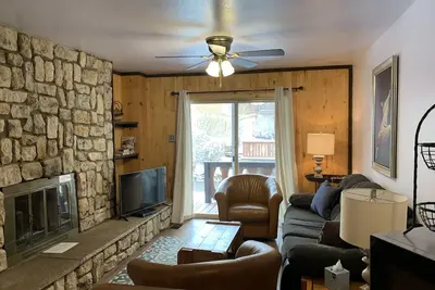 Image de Telemark 4 est une maison de ville de luxe de deux chambres sur la rivière pouvant accueillir jusqu'à six personnes. Les quelques étapes mènent