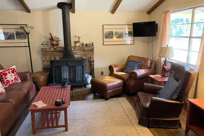 Image de Cozy Bear est une belle cabane située dans la haute vallée sur la rivière. Le rez-de-chaussée a un lar