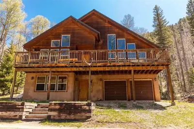 Image de 26 Hidden Valley Rd est Aspen Mountain Lodge c'est une maison de trois étages, pour 12 personnes. La propriété a Wifi