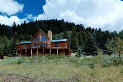Image de Ceci est une maison de haute technologie nouvellement construite qui propose 3 chambres et 2. 5 salles de bains, 10 couchages. Troisième chambre