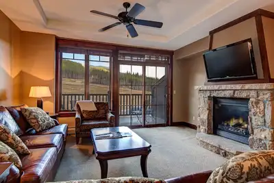 Image de Luxe skis aux pieds avec bains à remous, piscines et vues dégagées sur la montagne!