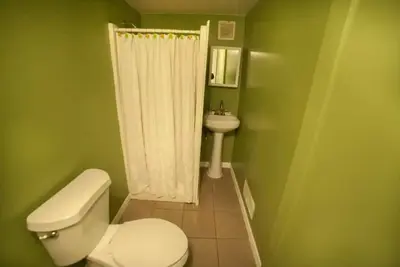 Image de Ensemble de 4 chambres, 2 salles de bain, terrasse arrière couverte avec fosse barbecue et table de billard.