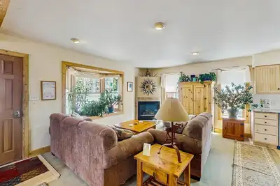 Image de Superbe victorienne avec bain à remous privé - marchez jusqu'à la ville, ascenseurs et navette gratuite!