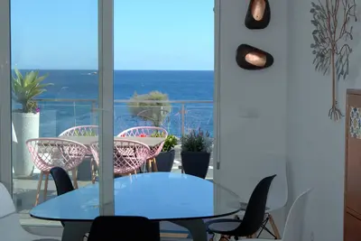 Image de Incroyable appartement au dernier étage avec vue sur la mer. Tendance et confortable