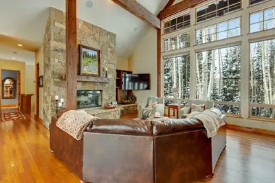 Image de Cabine de luxe isolée avec salle de jeux et vue sur la montagne - �� proximité du ski!