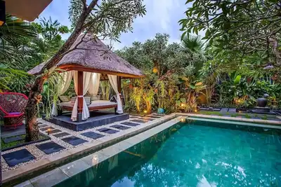 Samudra · Villa de luxe avec piscine privée et piscine privée à 9 balcons à Bali