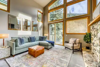 Image de Condo pour chiens récemment rénové avec foyer au bois - à pied des remontées mécaniques de Warm Springs!