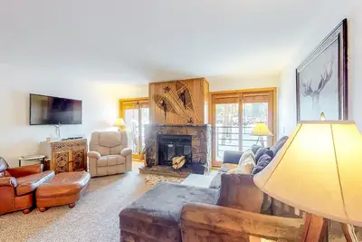 Image de Condo de montagne confortable et familial avec piscine partagée, bain à remous et sauna