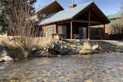 Image de Cette cabine de 2 étages avec revêtement en bois est un rêve de vacances à la montagne devenu réalité! La maison dispose d'une rive