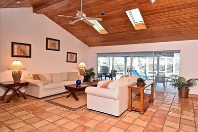 Image de Just Listed! Belle maison spacieuse de 3 chambres à coucher à Siesta Key avec piscine, grande véranda et quai pour bateaux. Petits chiens considérés