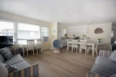 Image de Condo pittoresque de 3 chambres avec Netflix et WiFi pouvant accueillir jusqu'à douze personnes situé à quelques pas de la plage!