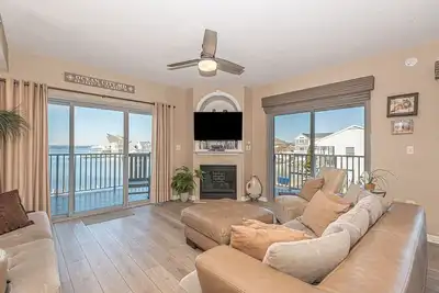 Image de Condo haut de gamme et élégant de 3 chambres avec Wi-Fi gratuit et piscine extérieure, et une vue imprenable sur la baie située dans le centre-ville et à seulement deux pâtés de maisons de la plage!