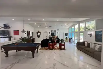 Image de Maison au bord de l'eau unique avec piscine chauffée, à pied de la plage