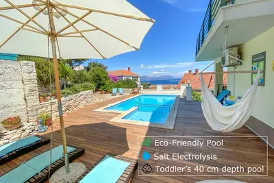 Image de Piscine extérieure, appartement moderne, enfants bienvenus, Wi-Fi gratuit, belle vue sur la mer