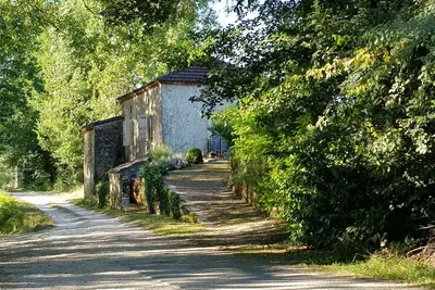 Image de Nouveau! Charmant chalet au bord de la rivière. Offre de lancement spéciale pour mai.