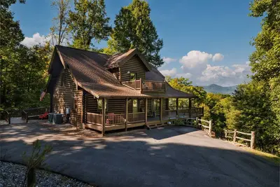 Image de Peaceful Paradise chalet de montagne isolé en rondins avec vue panoramique et salle de jeux