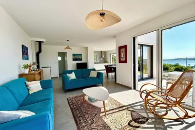 Image de maison contemporaine de 130m2, 9 personnes, vue mer