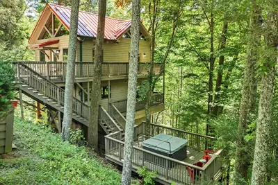 Image de Belle cabine de 3 chambres, plusieurs niveaux et terrasses, bain Ă remous, spacieux et confortable - Tree House