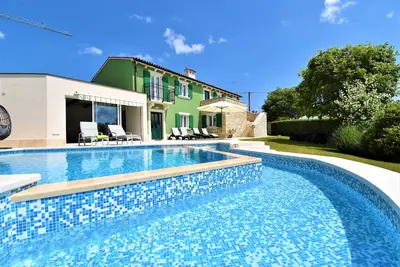 Image de Villa traditionnelle avec piscine privée et beaucoup d'espace pour petits et grands