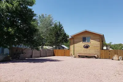 Image de 2 bdrm, 3 beds. Quiet Retreat. Fenced in Unit, pet friendly!