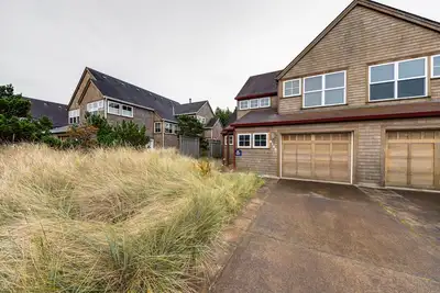 Image de Nouvelle Liste! Magnifiquement maison moderne w / grand accès à la plage et foyer au gaz!