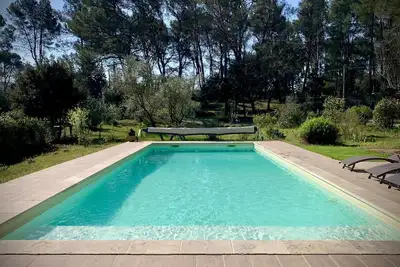 Image de En Provence, lieu naturel et paisible. Piscine en Juillet/Aout