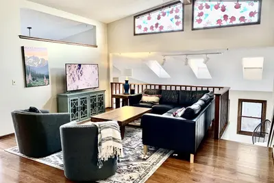 Image de Spa intérieur! Le comté vivant au cœur de Colorado Springs peut accueillir plus de 16 personnes!