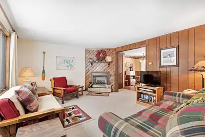 Image de Condo de montagne rustique et pratique avec foyer au gaz et vue sur le lac - chiens bienvenus!