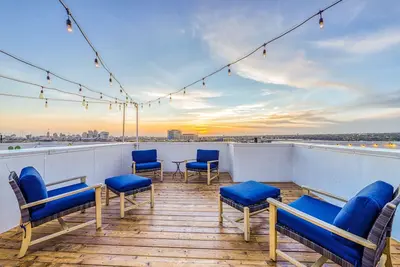 Image de Maison contemporaine avec terrasse privée sur le toit - près du zoo de San Antonio