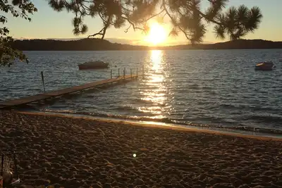 Image de Nages d'été en bord de mer, ski et neige d'hiver et couchers de soleil sur le lac Sunapee!