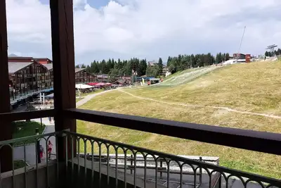 Image de Appartement 2 pièces 5 personnes avec vue sur les pistes, skis aux pieds et des commerces, proche de l'Esf et de la garderie dan