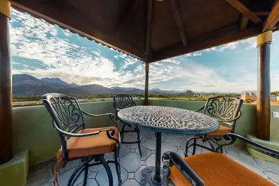 Image de Maison au bord du lac avec vue sur le lac et le golf depuis la terrasse et trois piscines partagées