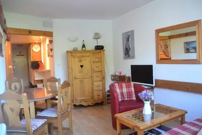 Image de Schönes Studio für 4 Personen, dekoriert in einer Chalet-Atmosphäre, in der Nähe der Pisten und Läden, im Herzen des Dorfes Charvet