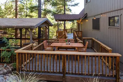 Image de Nouveau! Magnifique chalet Pinewood Treehouse!