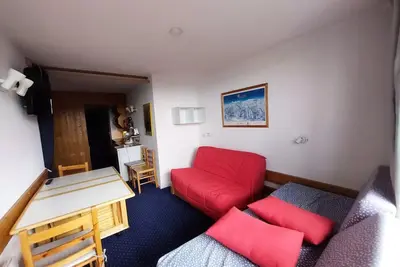 Image de Studio 4 Personen in Arc 1800 Ski an den Füßen und in der Nähe von Geschäften im Dorf Charvet