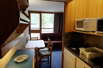 Image de Studio 4 Personen in Arc 1800 Ski an den Füßen und in der Nähe von Geschäften im Dorf Charvet