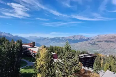 Image de Studio 4 Personen in Arc 1800 Ski an den Füßen und in der Nähe von Geschäften im Dorf Charvet