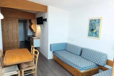 Image de Studio 4 Personen in Arc 1800 Ski an den Füßen und in der Nähe von Geschäften im Dorf Charvet