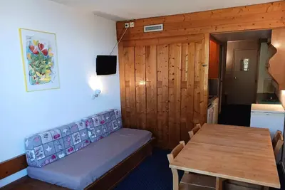 Image de Studio 4 Personen in Arc 1800 Ski an den Füßen und in der Nähe von Geschäften im Dorf Charvet