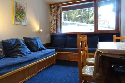 Image de Studio 4 Personen in Arc 1800 Ski an den Füßen und in der Nähe von Geschäften im Dorf Charvet